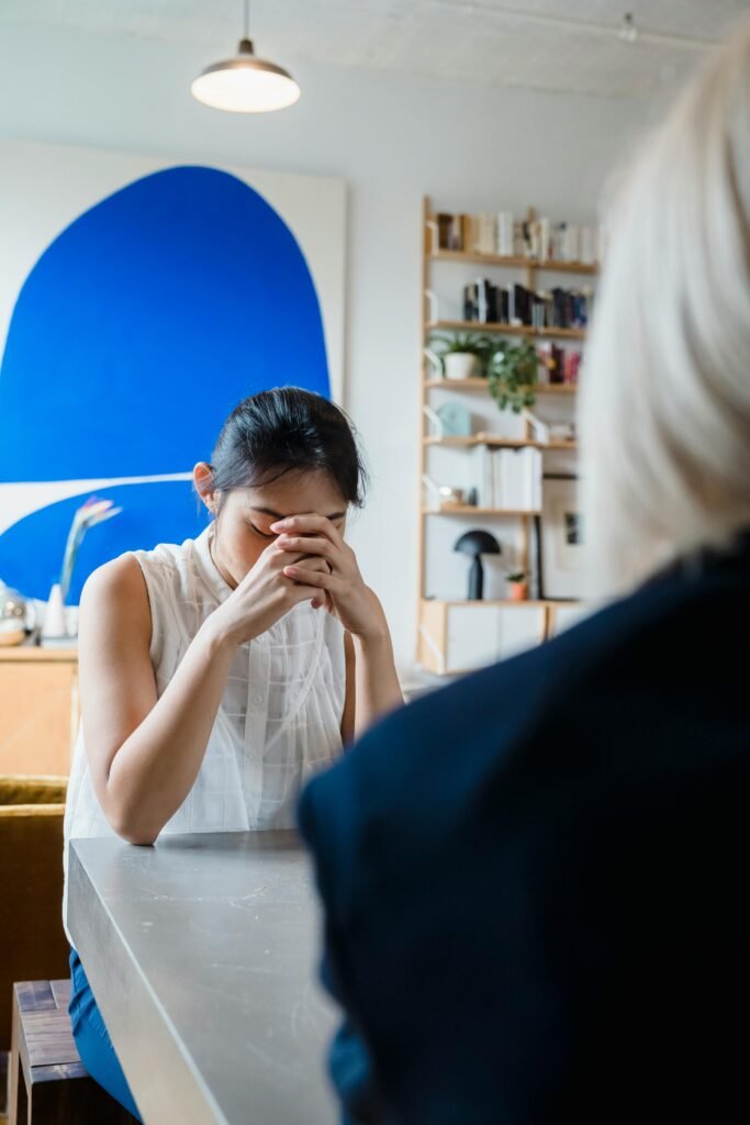Psicoterapeuta atendiendo a paciente en consulta de salud mental en CDMX